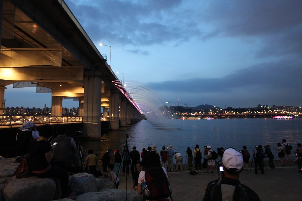 Banpo Bridge and the Han River after sunset.